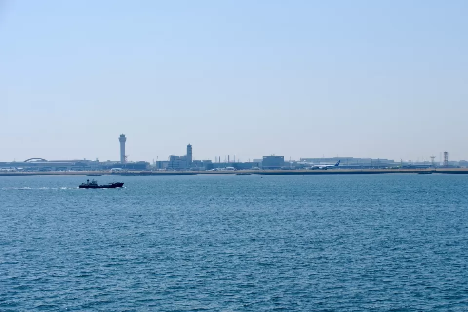 海洋散骨を行う羽田空港沖の海と羽田空港